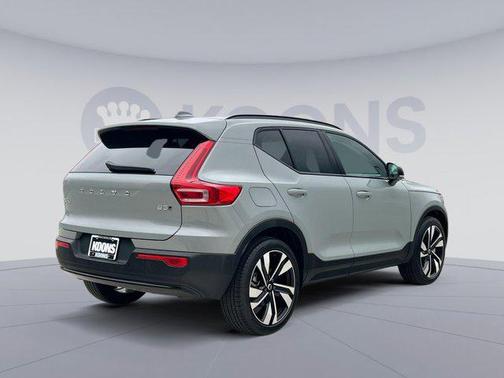 2025 Volvo XC40 B5 Plus Dark Theme
