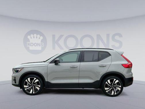 2025 Volvo XC40 B5 Plus Dark Theme