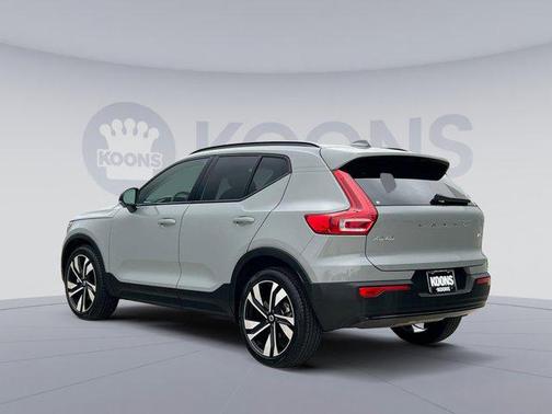 2025 Volvo XC40 B5 Plus Dark Theme