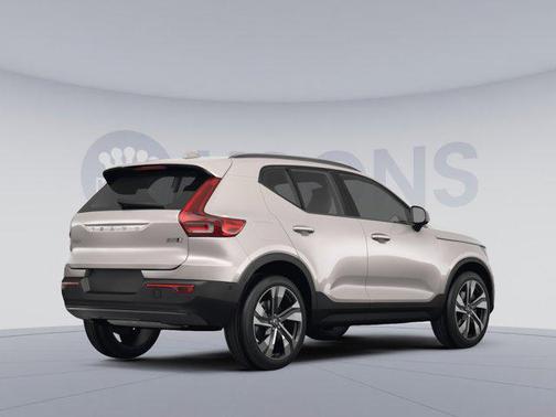 2023 Volvo XC40 B5 Plus Bright Theme