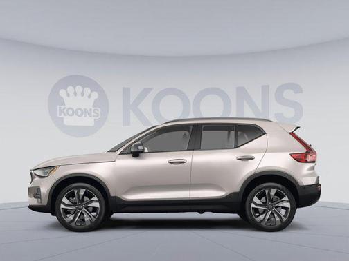 2023 Volvo XC40 B5 Plus Bright Theme