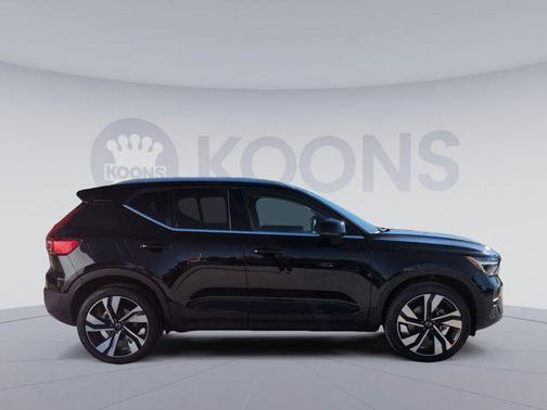 2025 Volvo XC40 B5 Plus Bright Theme