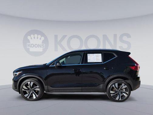 2025 Volvo XC40 B5 Plus Bright Theme