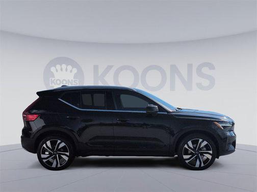 2025 Volvo XC40 B5 Plus Bright Theme