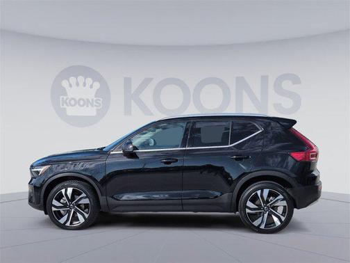 2025 Volvo XC40 B5 Plus Bright Theme