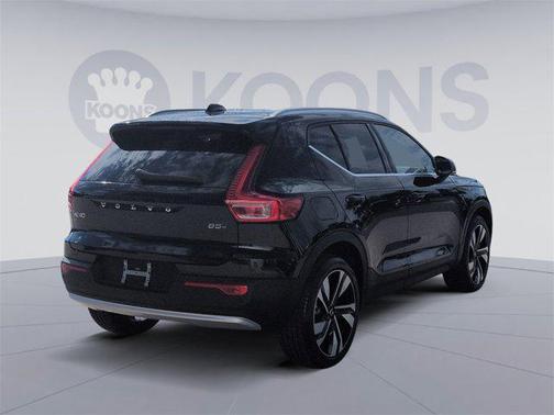 2025 Volvo XC40 B5 Plus Bright Theme