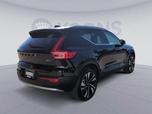 2025 Volvo XC40 B5 Plus Bright Theme