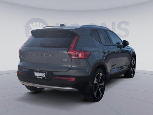 2021 Volvo XC40 T5 Momentum