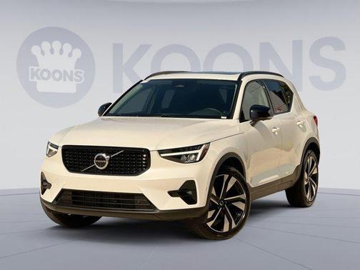 2025 Volvo XC40 B5 Plus Dark Theme