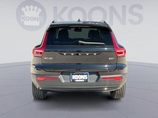 2025 Volvo XC40 B5 Plus Dark Theme