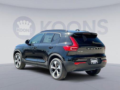 2025 Volvo XC40 B5 Plus Dark Theme