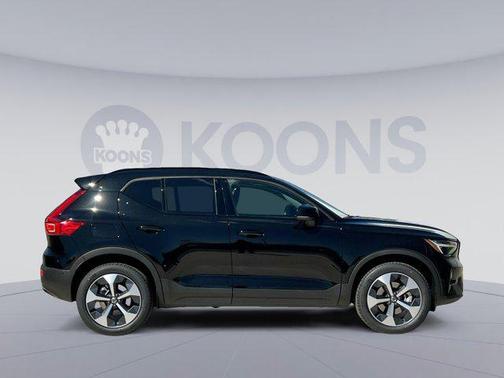 2025 Volvo XC40 B5 Plus Dark Theme
