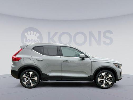 2025 Volvo XC40 B5 Core Bright Theme