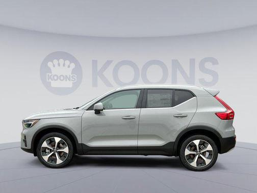 2025 Volvo XC40 B5 Core Bright Theme