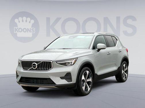 2025 Volvo XC40 B5 Core Bright Theme