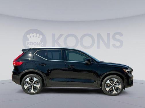 2025 Volvo XC40 B5 Core Bright Theme