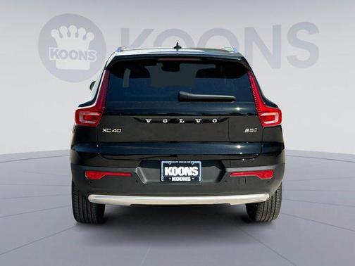 2025 Volvo XC40 B5 Core Bright Theme