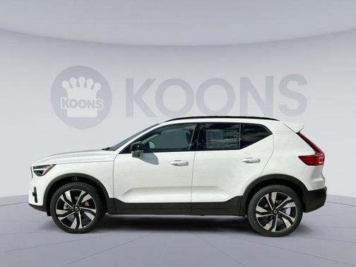2025 Volvo XC40 B5 Ultra Dark Theme