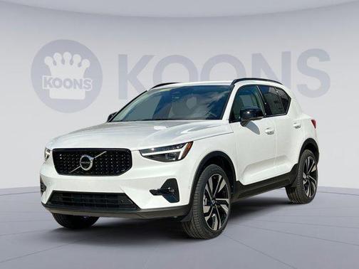 2025 Volvo XC40 B5 Ultra Dark Theme