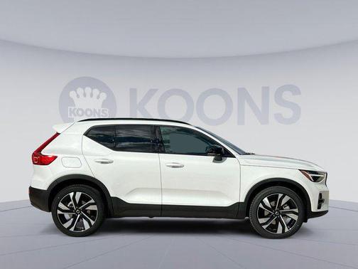 2025 Volvo XC40 B5 Ultra Dark Theme