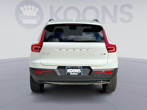 2025 Volvo XC40 B5 Ultra Dark Theme