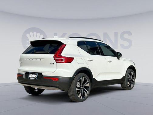 2025 Volvo XC40 B5 Ultra Dark Theme