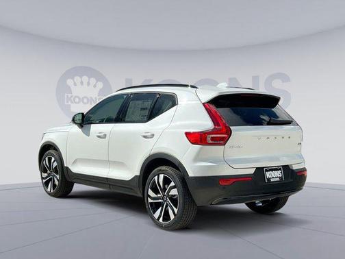 2025 Volvo XC40 B5 Ultra Dark Theme