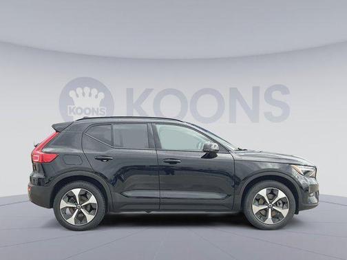 Onyx Black Metallic 2023 Volvo XC40 B5 Plus Dark Theme
