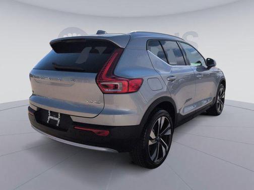 2025 Volvo XC40 B5 Plus Bright Theme