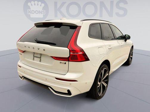 2023 Volvo XC60 B6 Ultimate Dark Theme