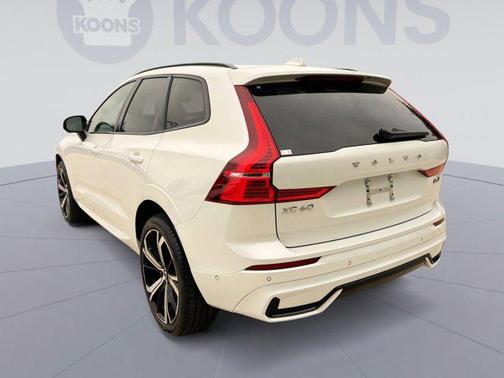 2023 Volvo XC60 B6 Ultimate Dark Theme
