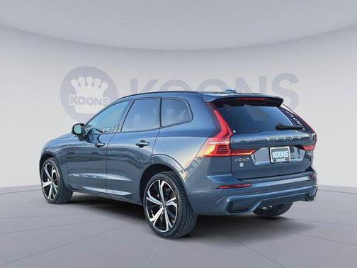 2023 Volvo XC60 B6 Ultimate Dark Theme