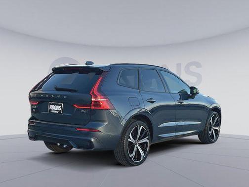 2023 Volvo XC60 B6 Ultimate Dark Theme