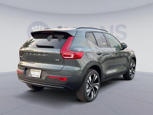 Forest Lake 2026 Volvo XC40 Plus, B5 AWD Gas (mild hybrid), Dark