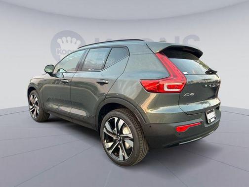 Forest Lake 2026 Volvo XC40 Plus, B5 AWD Gas (mild hybrid), Dark