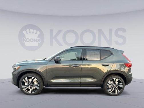 Forest Lake 2026 Volvo XC40 Plus, B5 AWD Gas (mild hybrid), Dark