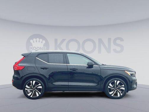 2023 Volvo XC40 B5 Plus Bright Theme