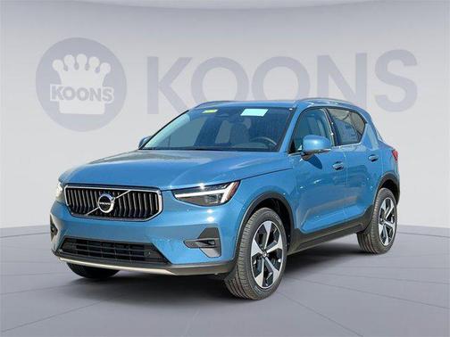 2025 Volvo XC40 B5 Plus Bright Theme