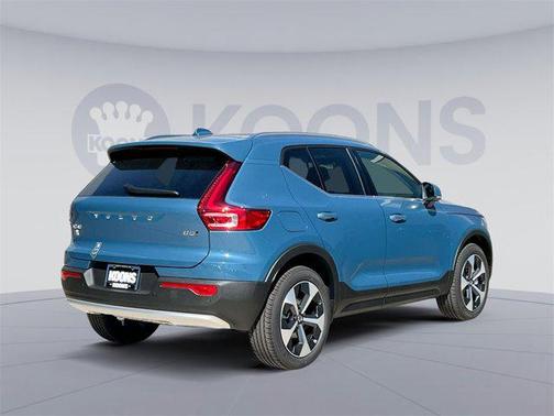 2025 Volvo XC40 B5 Plus Bright Theme