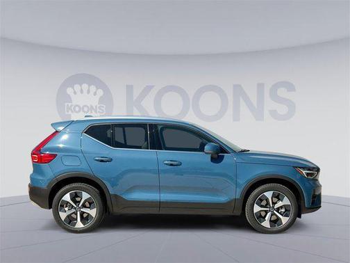 2025 Volvo XC40 B5 Plus Bright Theme