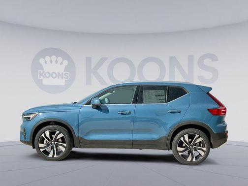 2025 Volvo XC40 B5 Ultra Bright Theme
