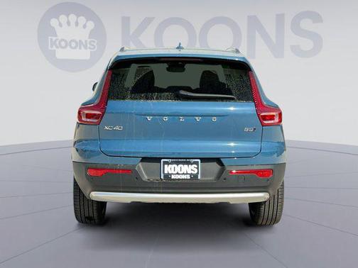 2025 Volvo XC40 B5 Ultra Bright Theme