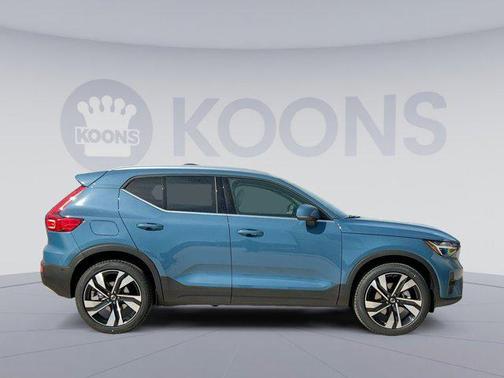 2025 Volvo XC40 B5 Ultra Bright Theme