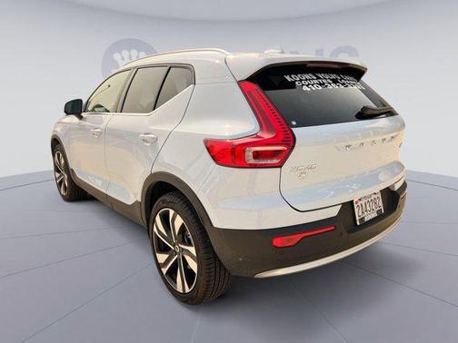 2025 Volvo XC40 B5 Ultra Bright Theme