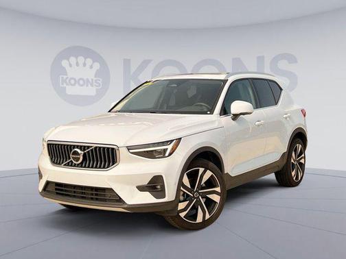 2025 Volvo XC40 B5 Ultra Bright Theme