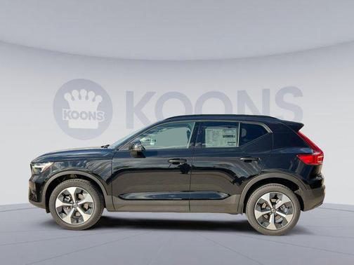 2025 Volvo XC40 B5 Plus Dark Theme