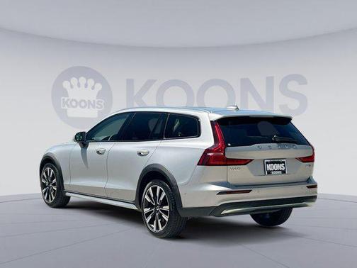 2024 Volvo V60 Cross Country B5 Ultimate