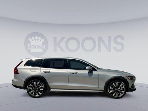2024 Volvo V60 Cross Country B5 Ultimate