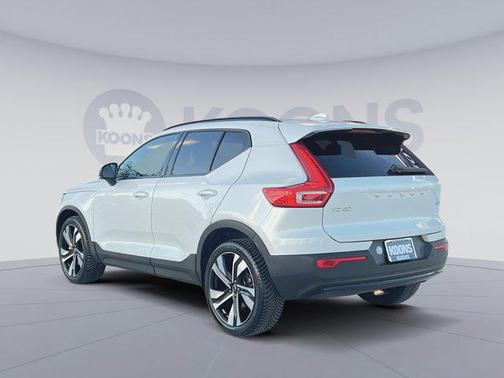 2023 Volvo XC40 B5 Plus Dark Theme