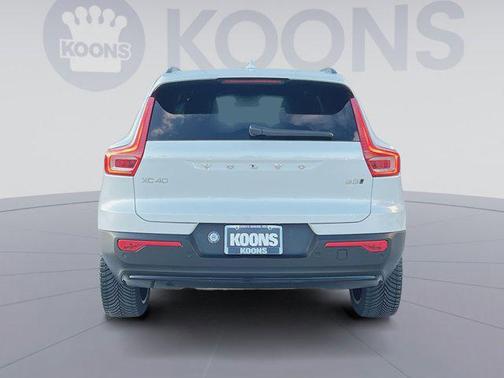 2023 Volvo XC40 B5 Plus Dark Theme